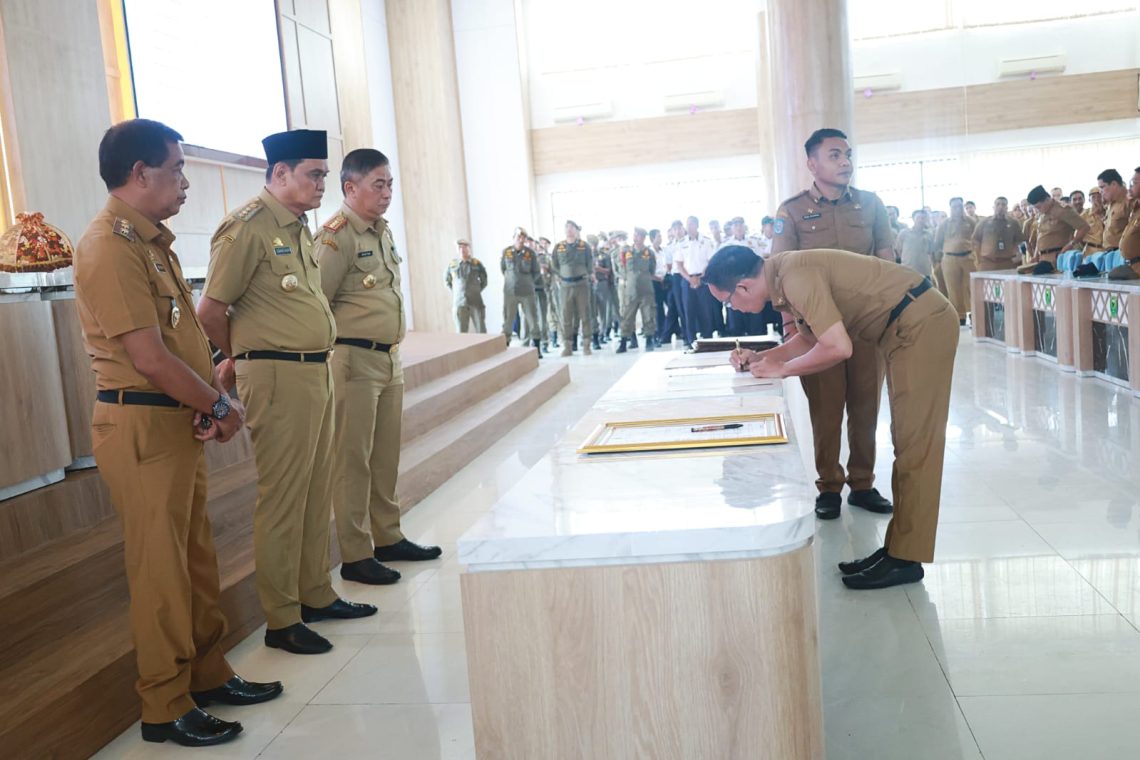 Bupati Barru Saksikan Penandatanganan Perjanjian Kinerja Para Kepala OPD, Camat dan Lurah