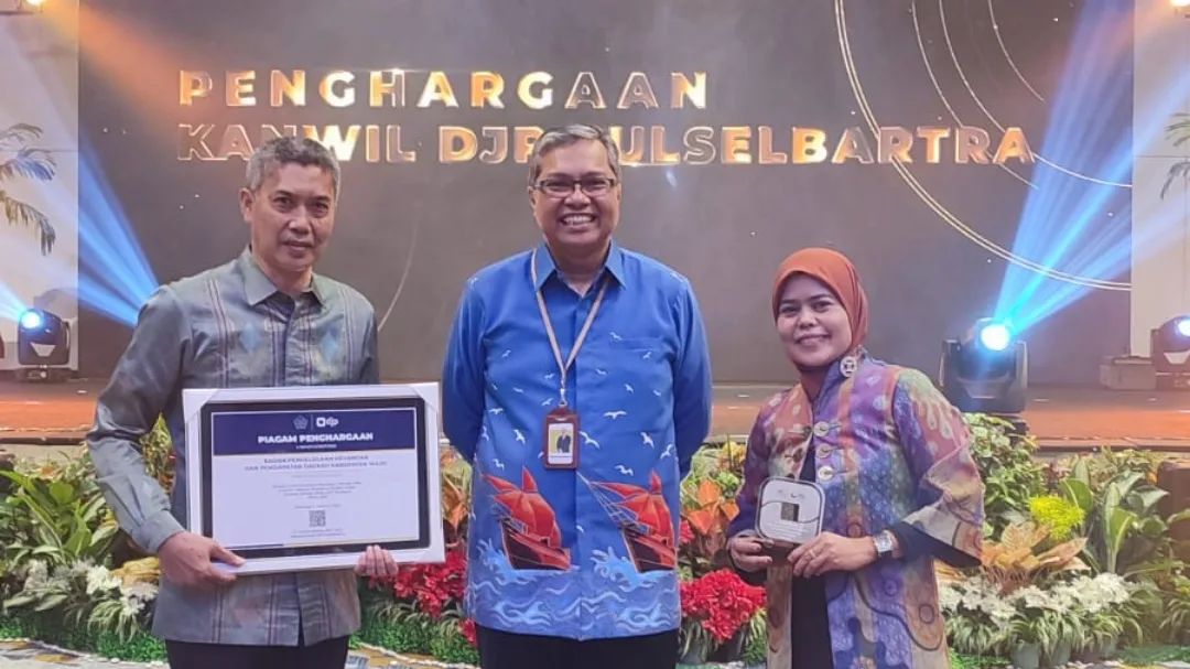 Pemkab Wajo Terima Penghargan Wajib Pajak dari Kanwil DJP Sulselbartra
