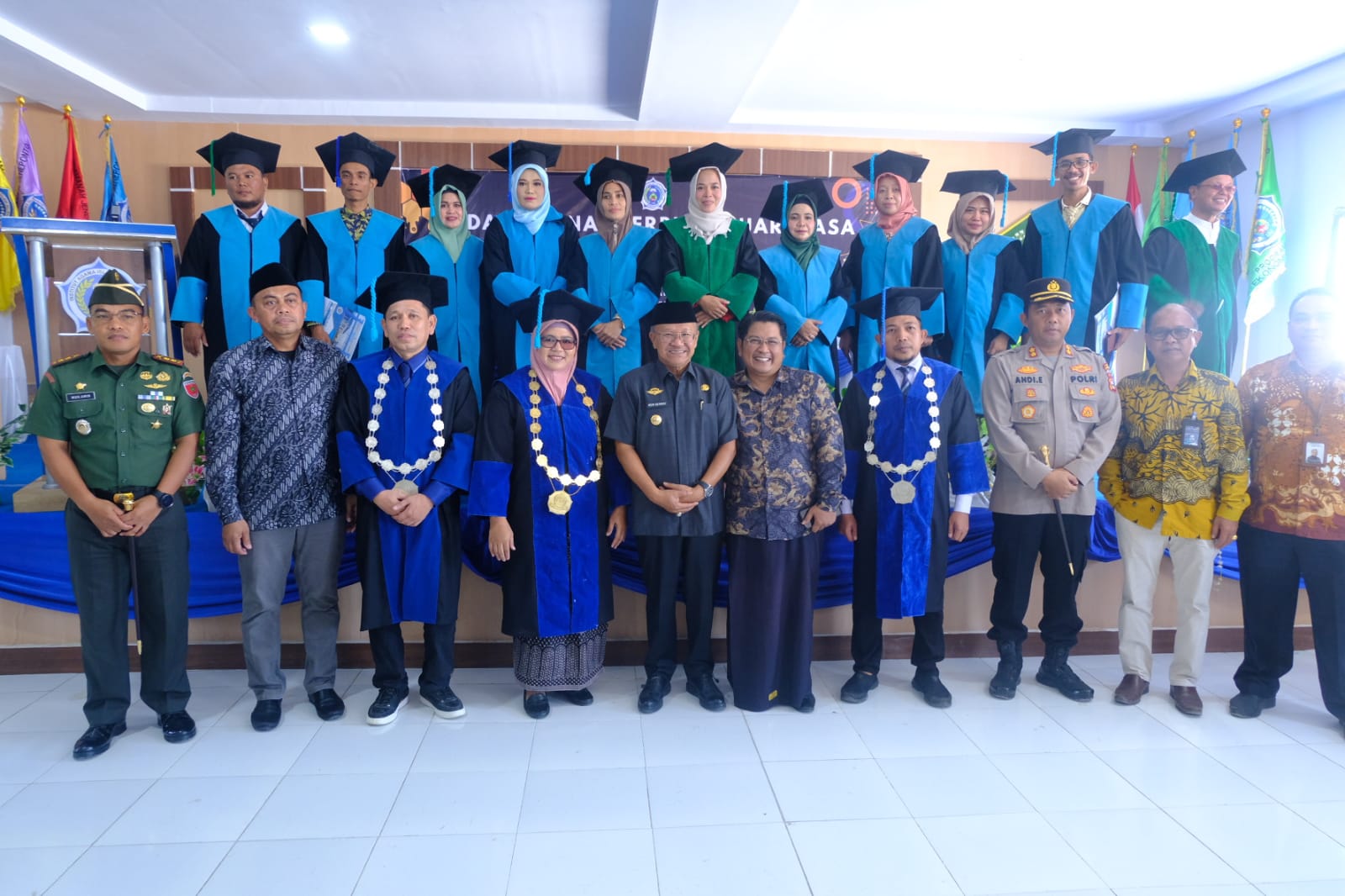 Foto bersama Bupati Jeneponto, Iksan Iskandar saat menghadiri Acara Wisuda Sarjana IAI Al-Amanah.